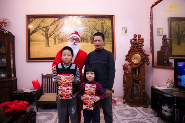 Ông già Noel mang đến những món quà ý nghĩa đến các gia đình của Đèn An Phướ