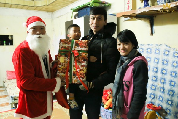 Ông già Noel mang đến những món quà ý nghĩa đến các gia đình của Đèn An Phướ